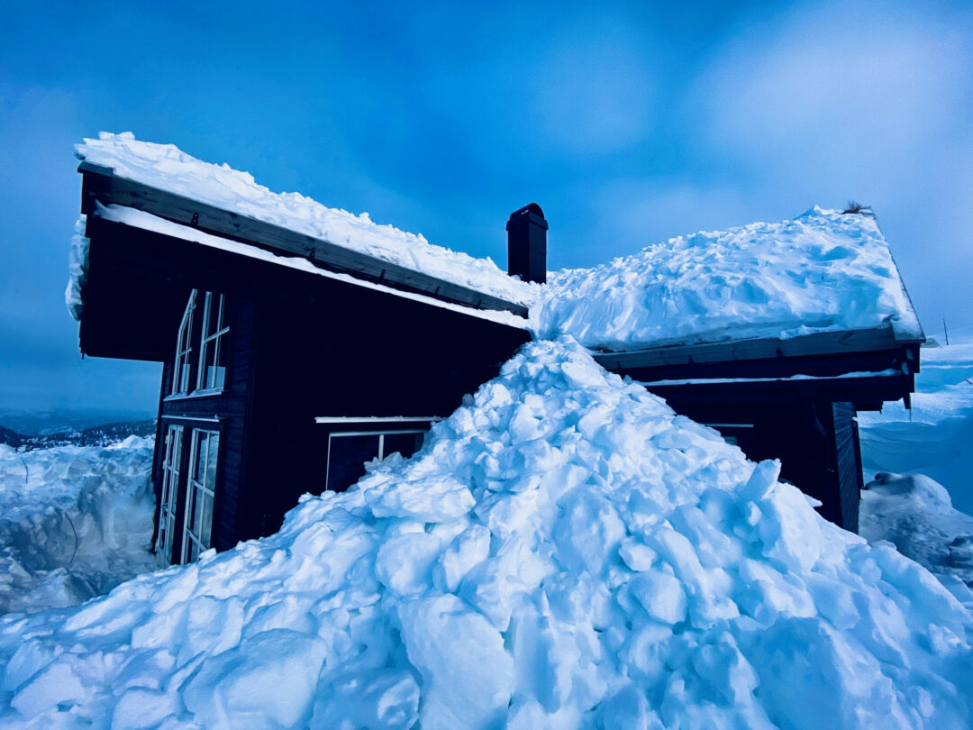 Måking av snø rundt hytte og terrasse
