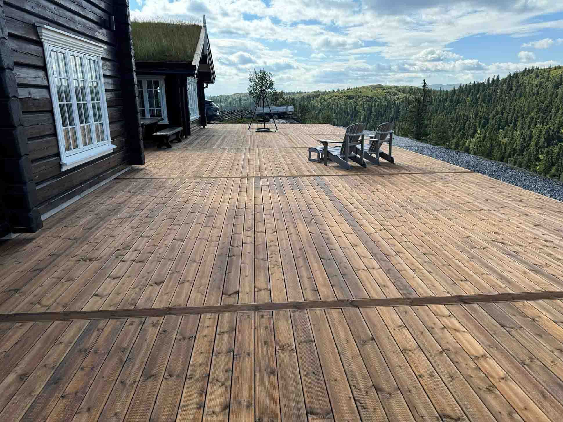 Snekker utfører vedlikehold på hytte i Hallingdal